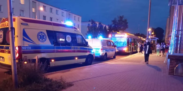 Olsztyn. Pijana 36-latka potknęła się na chodniku i "przydzwoniła" w miejski autobus