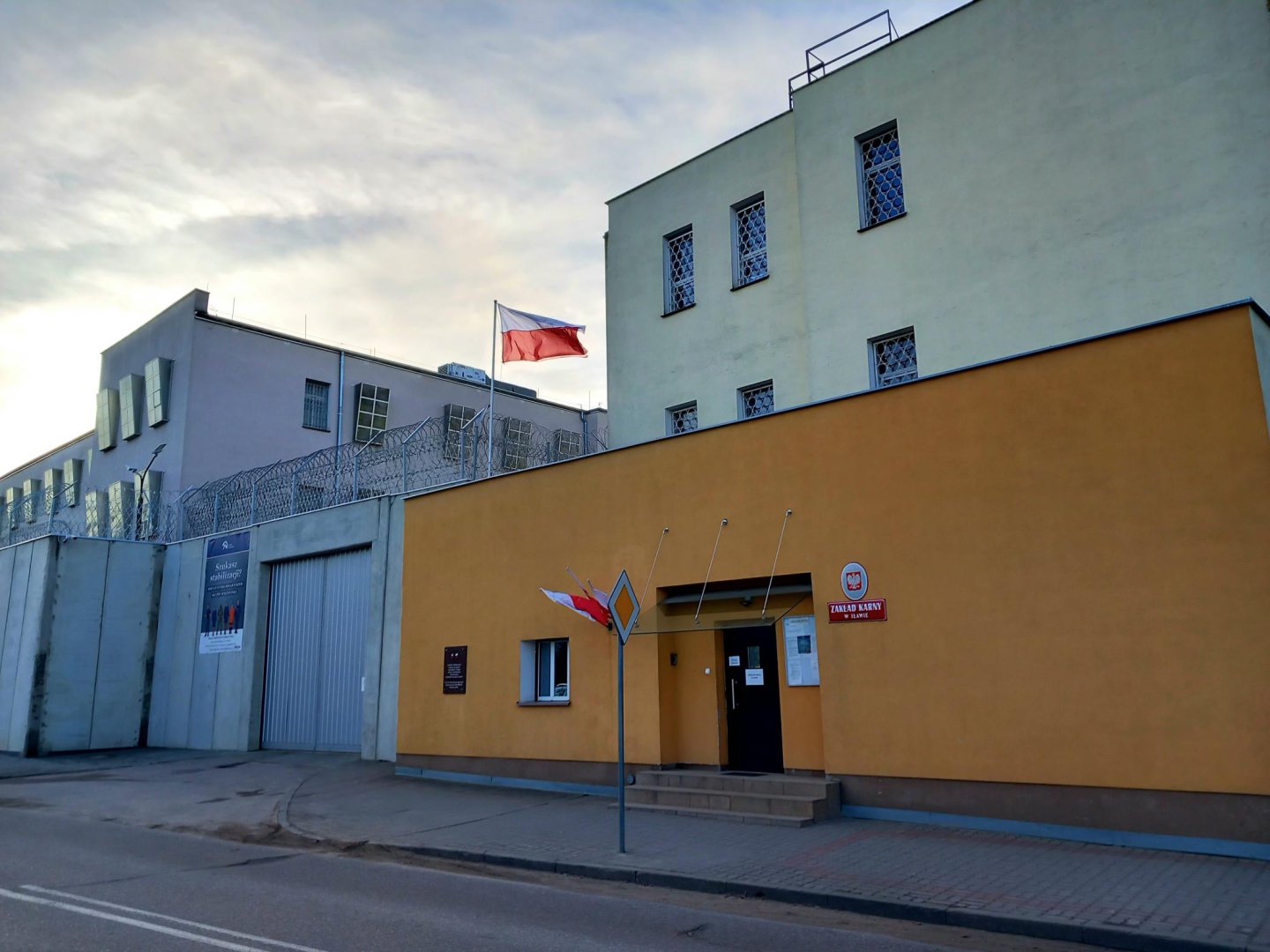 Chcieli uciec z więzienia w Iławie. Jeden spadł, drugi się zaplątał. Doszło do rękoczynów