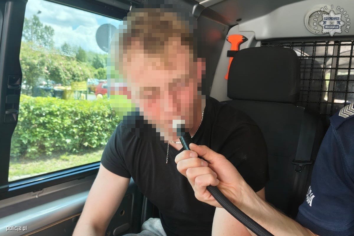 Gmina Barczewo. 45-latek pomylił policjanta z rowerzystą i dodał gazu. Miał 2,5 promila