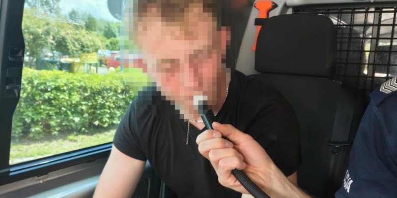 Gmina Barczewo. 45-latek pomylił policjanta z rowerzystą i dodał gazu. Miał 2,5 promila