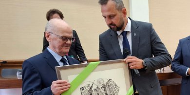 Artykuł: Prezes wodociągów, miłośnik historii, przyjaciel piłki ręcznej. Wiesław Pancer odchodzi na emeryturę