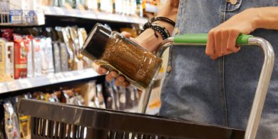 Artykuł: Polacy znowu dostają po kieszeni. Ceny kawy wciąż rosną. Do tego w sklepach jest coraz mniej promocji
