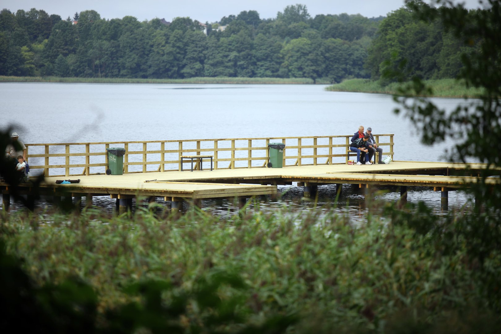 Molo w Kortowie zdewastowane chwilę po remoncie. "Ktoś uznał, iż deski to świetne miejsce na bazgroły" [ZDJĘCIA]