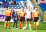 Prezentacja kapitanów obu zespołów przed pierwszym gwizkiem