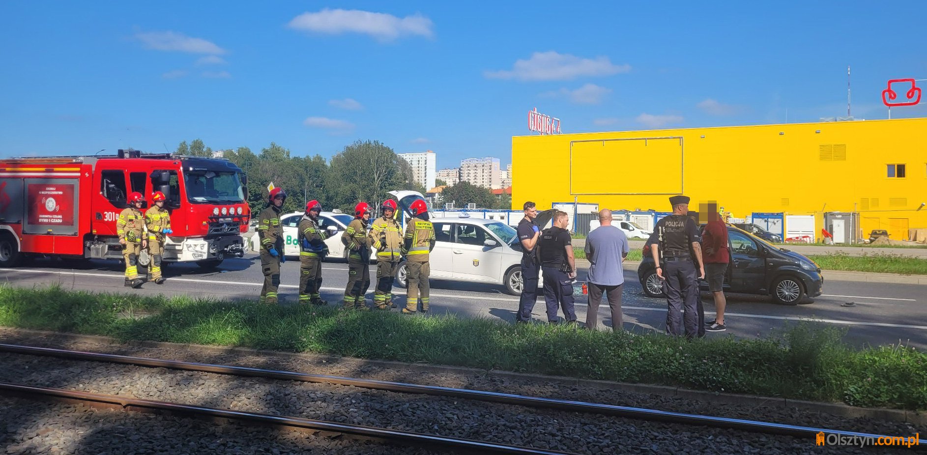 Kolizja z udziałem trzech pojazdów na al. Sikorskiego w Olsztynie [ZDJĘCIA]