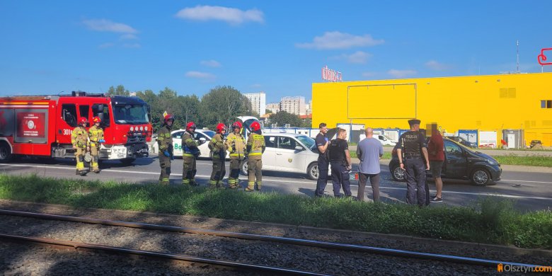 Kolizja z udziałem trzech pojazdów na al. Sikorskiego w Olsztynie [ZDJĘCIA]