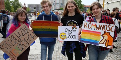 Artykuł: Olsztyński MOK wśród nominowanych za działania na rzecz osób LGBT+. „Kolorowe ptaki zawsze mogą na nas liczyć”