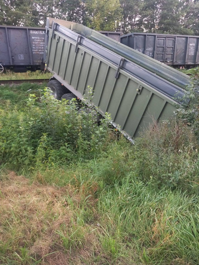 Powiat piski. Ciągnik rolniczy zderzył się z pociągiem towarowym [ZDJĘCIA]