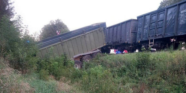 Powiat piski. Ciągnik rolniczy zderzył się z pociągiem towarowym [ZDJĘCIA]