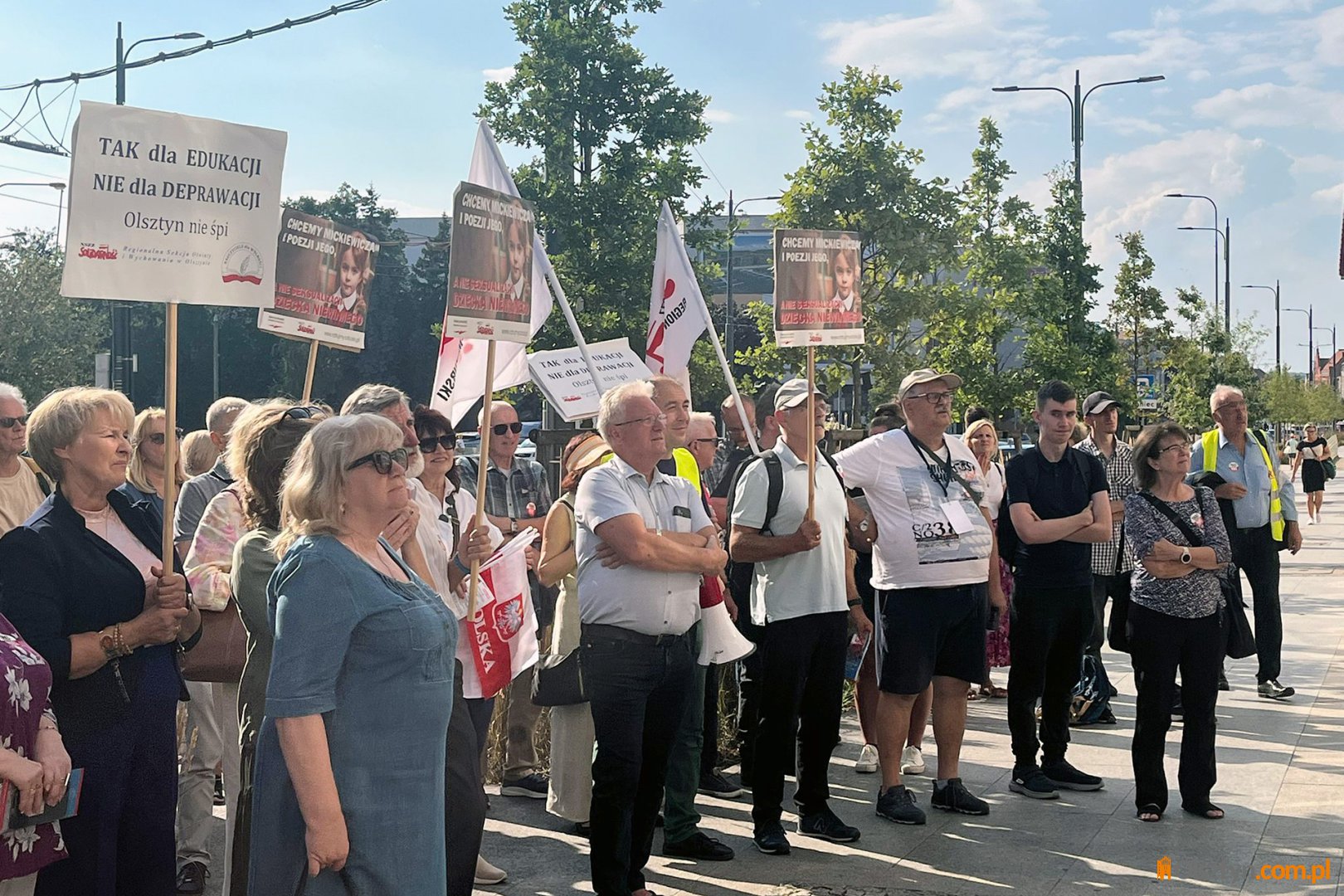 „Barbara, od naszych dzieci wara!”. Mocne hasła pod Kuratorium Oświaty w Olsztynie przeciwko zmianom MEN [ZDJĘCIA]
