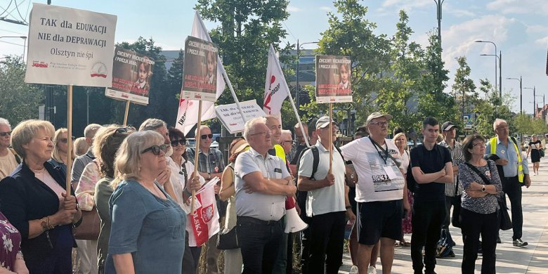 „Barbara, od naszych dzieci wara!”. Mocne hasła pod Kuratorium Oświaty w Olsztynie przeciwko zmianom MEN [ZDJĘCIA]