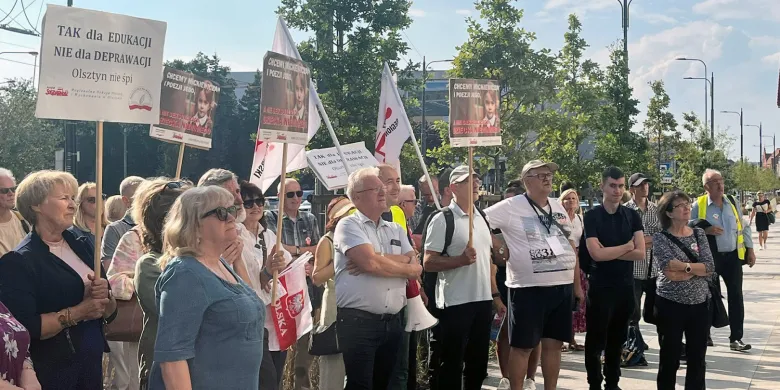 „Barbara, od naszych dzieci wara!”. Mocne hasła pod Kuratorium Oświaty w Olsztynie przeciwko zmianom MEN [ZDJĘCIA]