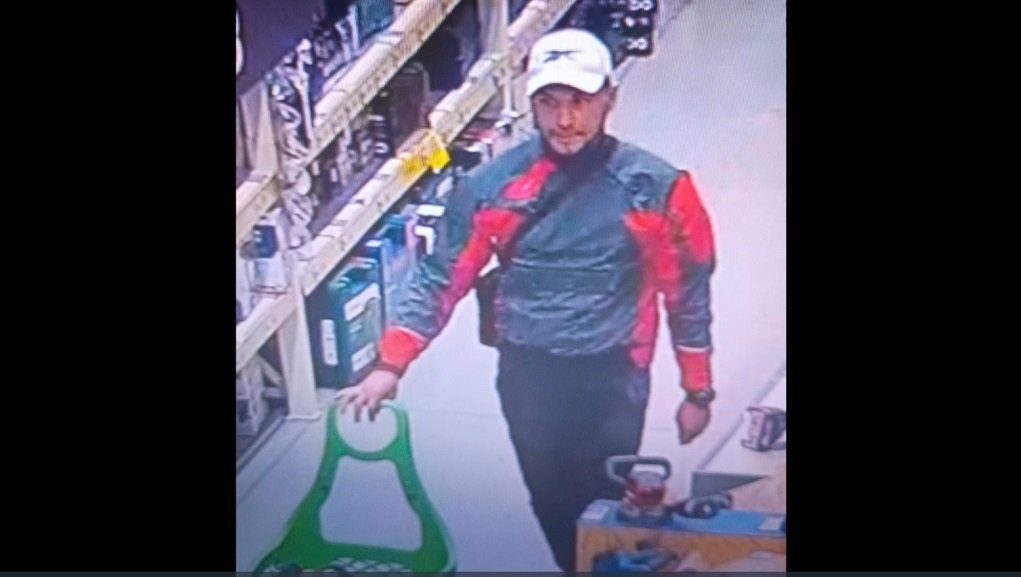 Olsztyn. Uciekał, aż się kurzyło. Policja szuka "sprintera" ze sklepu budowlanego [WIDEO]