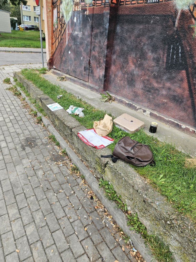 Wrak osobówki, fekalia i całodobowe libacje. Mieszkańcy ul. Wyszyńskiego w Olsztynie mają dość