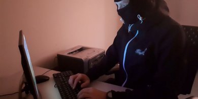 Artykuł: 51-latek spod Olsztyna stracił 120 tys. zł, po tym jak oszukał go "fejkowy" broker z Internetu