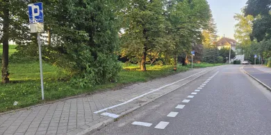 Nowe miejsca parkingowe przy dworcu Olsztyn Zachodni. Zajęto część chodnika