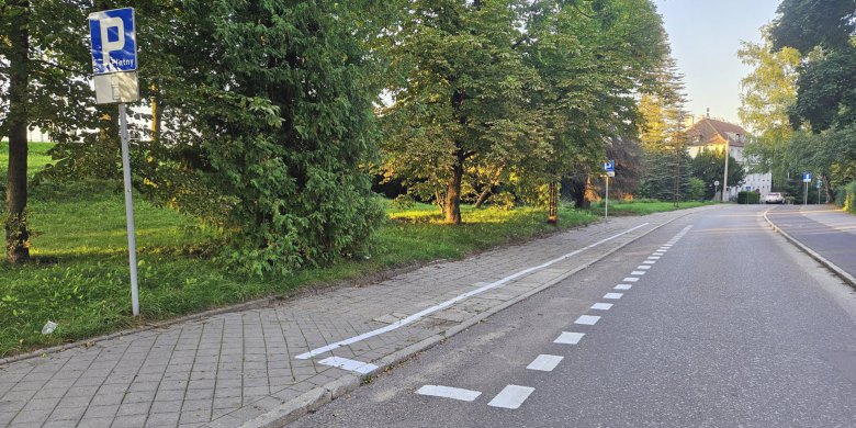 Nowe miejsca parkingowe przy dworcu Olsztyn Zachodni. Zajęto część chodnika