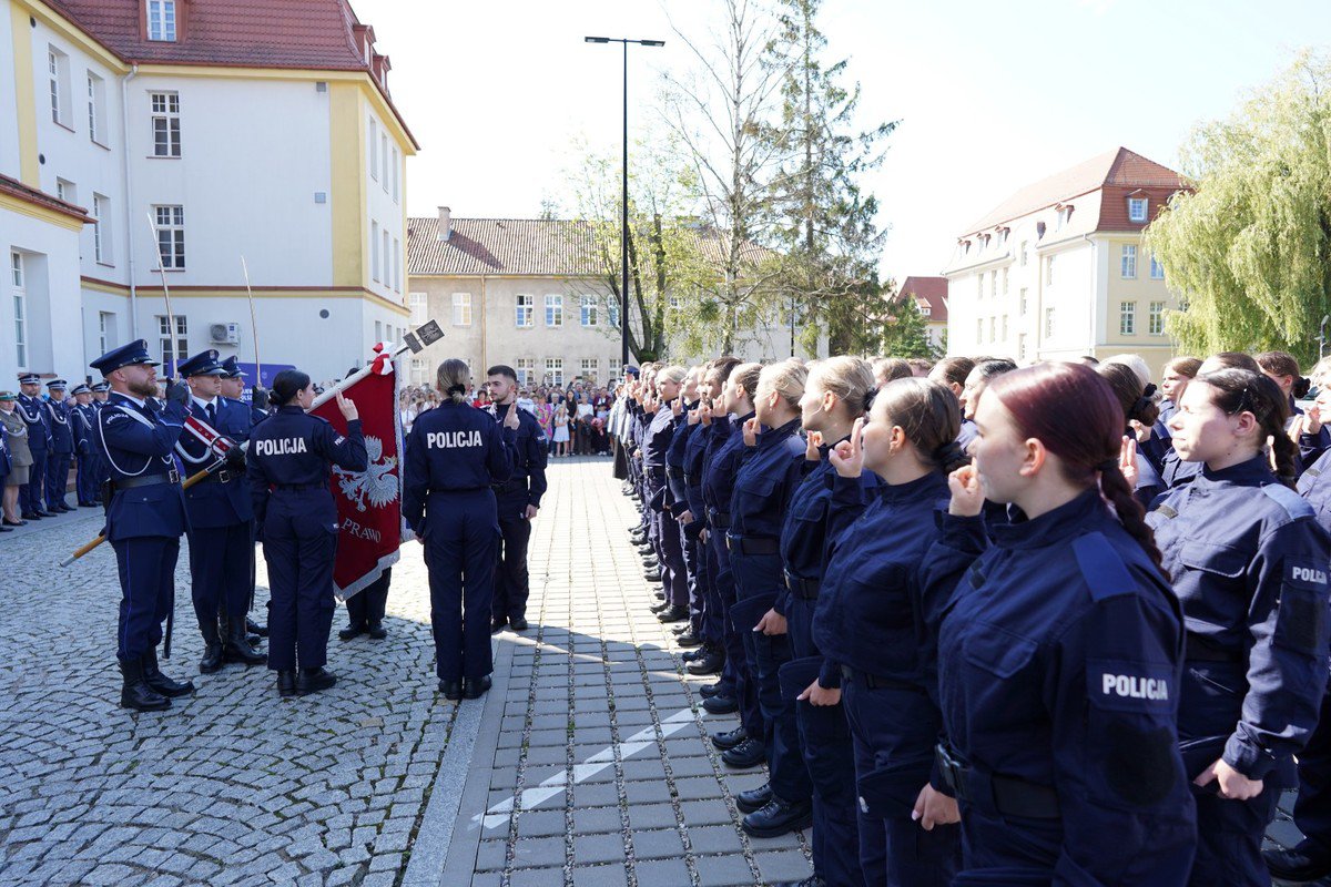 66 nowych policjantów na Warmii i Mazurach. Ślubowali "służyć wiernie Narodowi"