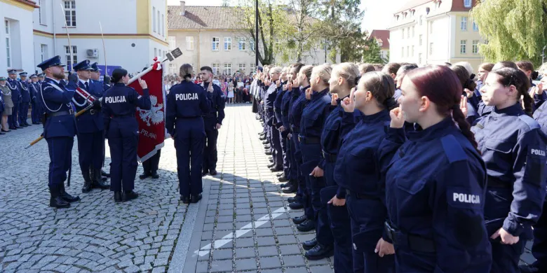 66 nowych policjantów na Warmii i Mazurach. Ślubowali "służyć wiernie Narodowi"