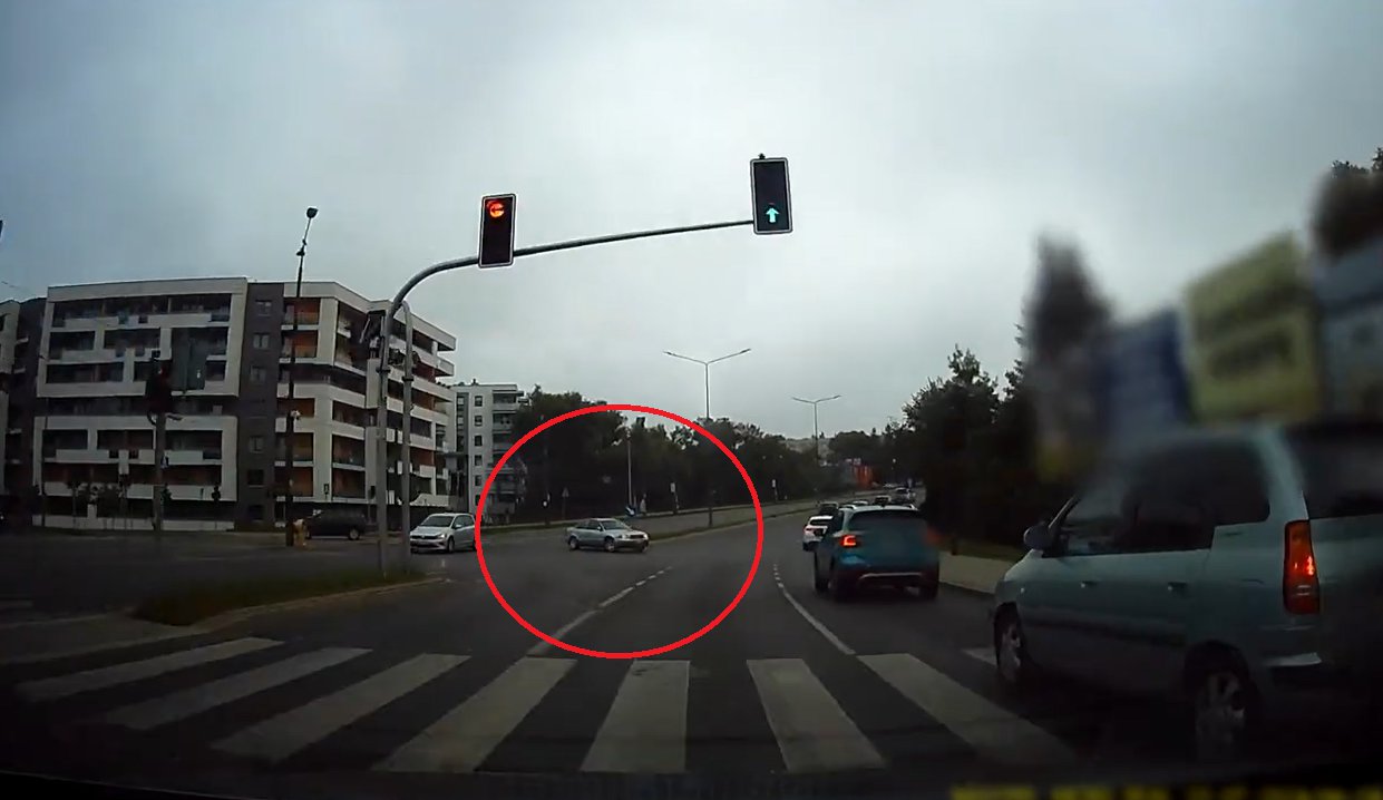 Tam nie wolno zawracać! O włos od kraksy na al. Sikorskiego w Olsztynie [WIDEO]