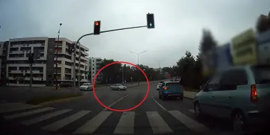 Tam nie wolno zawracać! O włos od kraksy na al. Sikorskiego w Olsztynie [WIDEO]