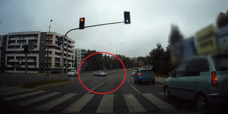 Tam nie wolno zawracać! O włos od kraksy na al. Sikorskiego w Olsztynie [WIDEO]