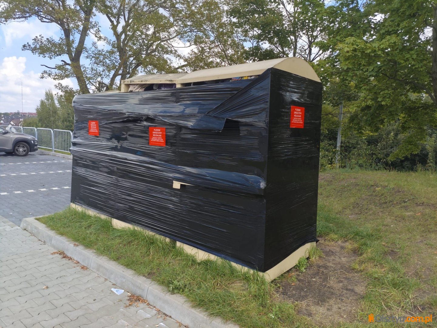 Czarna folia i naklejka z ostrzeżeniem. Koniec nielegalnego kontenera na odzież przy ul. Bartąskiej?