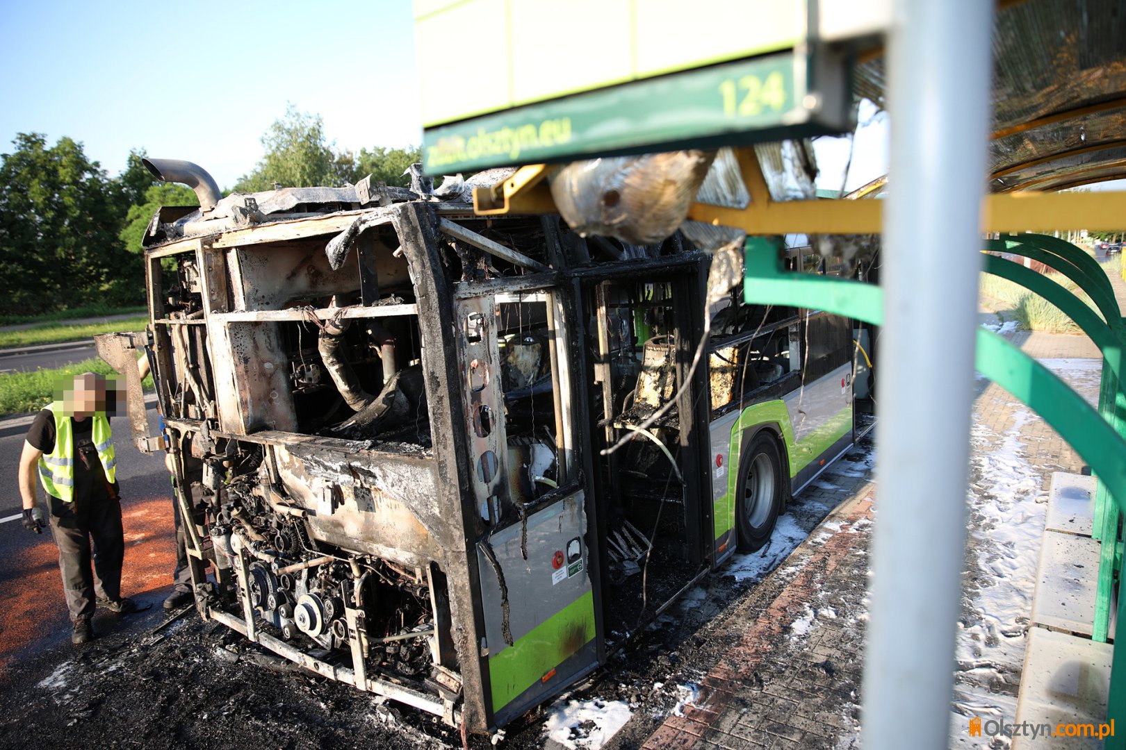 Olsztyn. Pożar autobusu komunikacji miejskiej. "Podróżowało ok. 20 pasażerów" [ZDJĘCIA, WIDEO]