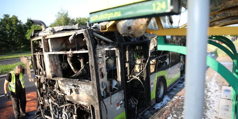 Olsztyn. Pożar autobusu komunikacji miejskiej. "Podróżowało ok. 20 pasażerów" [ZDJĘCIA, WIDEO]