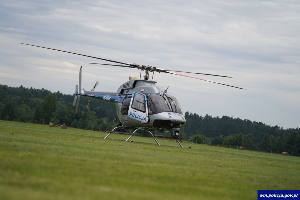 Policyjny śmigłowiec Bell patrolował S7 na Warmii i Mazurach. "Nie szkoda na to pieniędzy?"