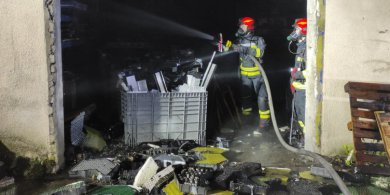 Artykuł: Pożar przy ul. Metalowej w Olsztynie. Paliły się baterie do hulajnóg [ZDJĘCIA] [AKTUALIZACJA]