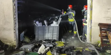 Pożar przy ul. Metalowej w Olsztynie. Paliły się baterie do hulajnóg [ZDJĘCIA] [AKTUALIZACJA]