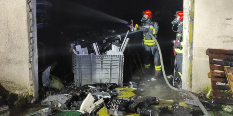 Pożar przy ul. Metalowej w Olsztynie. Paliły się baterie do hulajnóg [ZDJĘCIA] [AKTUALIZACJA]