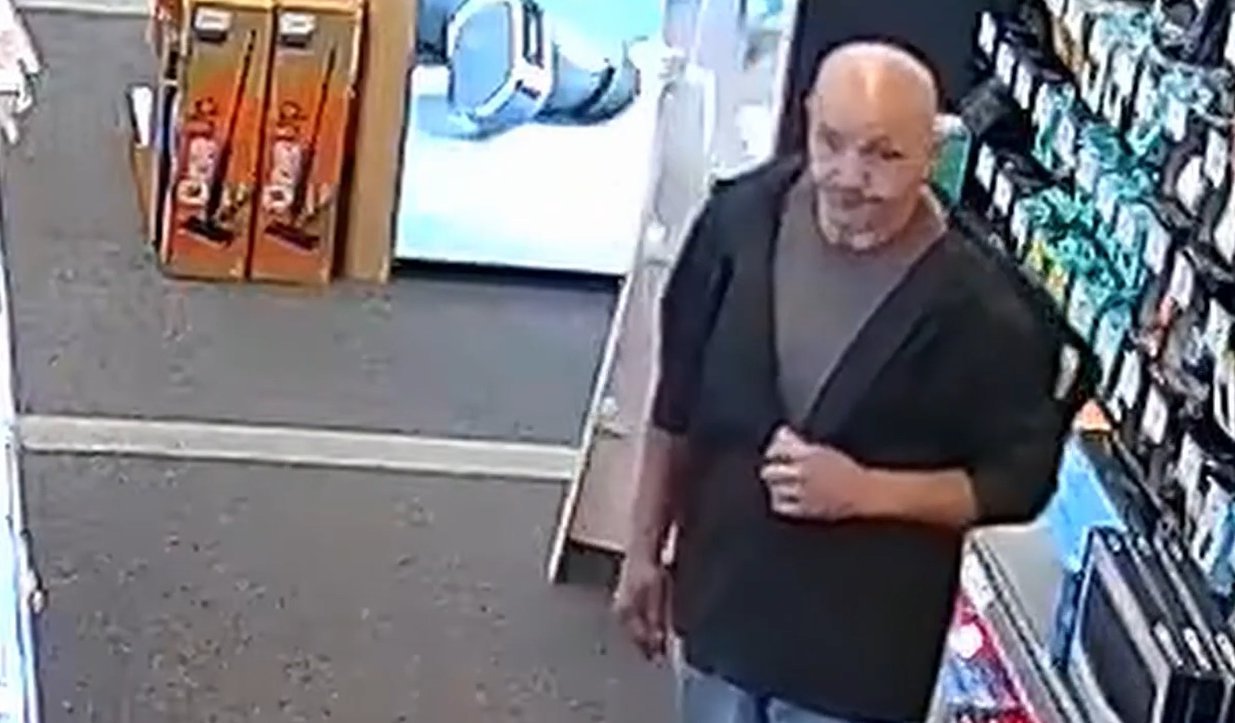 Łysy wziął sprzęt komputerowy i wyszedł bez płacenia. Szuka go policja z Olsztyna [WIDEO]