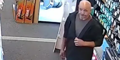 Łysy wziął sprzęt komputerowy i wyszedł bez płacenia. Szuka go policja z Olsztyna [WIDEO]