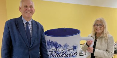 Artykuł: Mały gest, wielki efekt. Starostwo wsparło potrzebujące dzieci. Za nami finał akcji „Podziel się kubkiem”