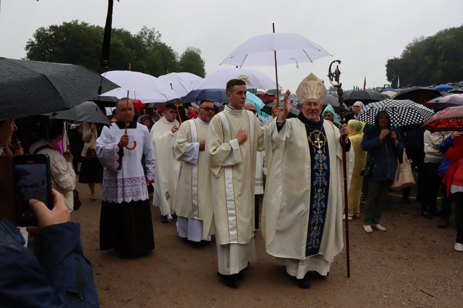 „Zanik poczucia grzechu” i kontrowersje wokół edukacji zdrowotnej. Mocne słowa biskupa Jerzego Mazura podczas 148. rocznicy objawień w Gietrzwałdzie