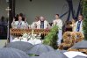 Przed mikrofonem (na środku) ordynariusz diecezji ełckiej, biskup Jerzy Mazur