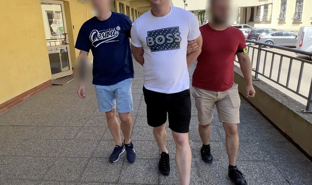 Olsztyn. Mefedroniarz "przyciął komara" na dachu. W niedzielę rano miał przykrą pobudkę