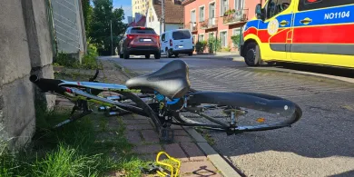 Potrącenie rowerzystki na ul. Żołnierskiej w Olsztynie. Dziewczynka w szpitalu [ZDJĘCIA]