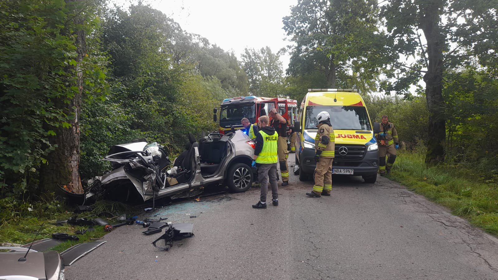 Samochód uderzył w drzewo. 30-letni ojciec nie żyje, trwa reanimacja 3-miesięcznego noworodka