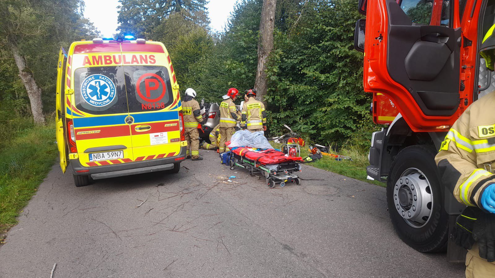 Samochód uderzył w drzewo. 30-letni ojciec nie żyje, trwa reanimacja 3-miesięcznego niemowlaka