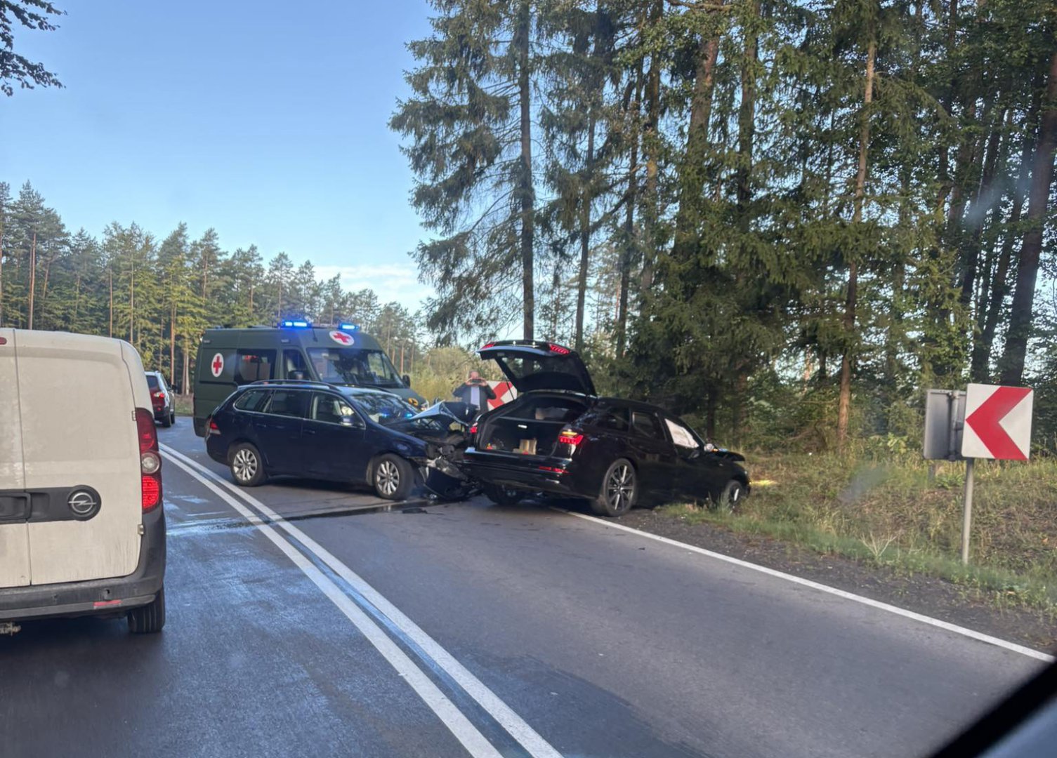 Trasa Olsztyn-Ostróda zablokowana. Wypadek z udziałem trzech pojazdów