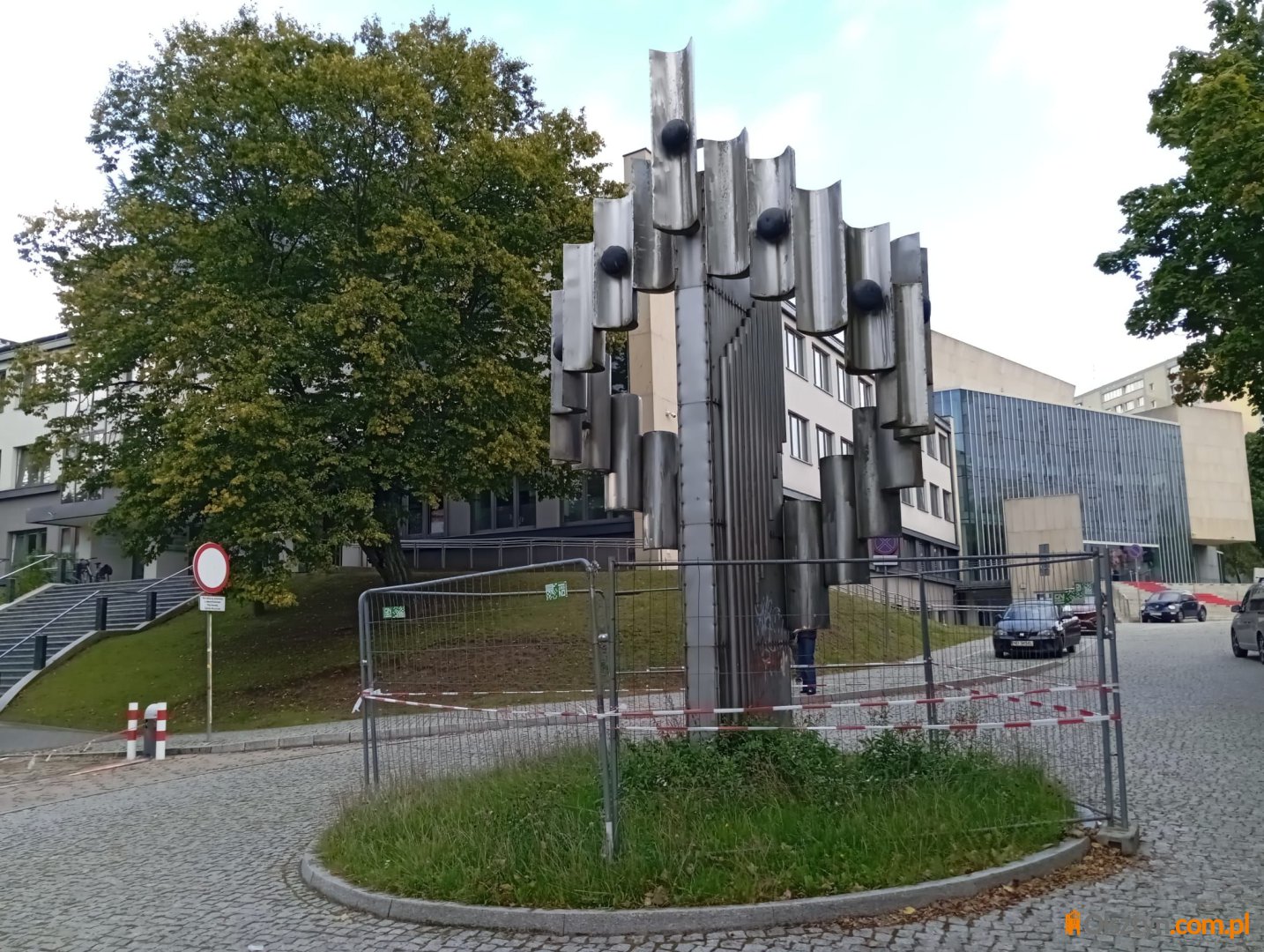 "Kantana" przy Państwowej Szkole Muzycznej w Olsztynie rdzewieje. Czy rzeźba zostanie uratowana?