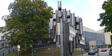 Artykuł: "Kantata" przy Państwowej Szkole Muzycznej w Olsztynie rdzewieje. Czy rzeźba zostanie uratowana?