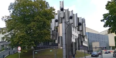 Kantata przy Państwowej Szkole Muzycznej w Olsztynie rdzewieje. Czy rzeźba zostanie uratowana?
