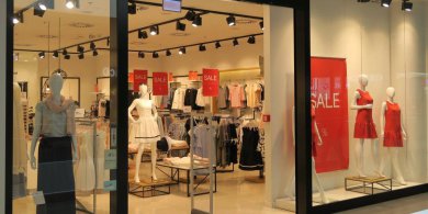 Artykuł: Wakacyjne obniżki cen na minusie. W galeriach było mniej klientów