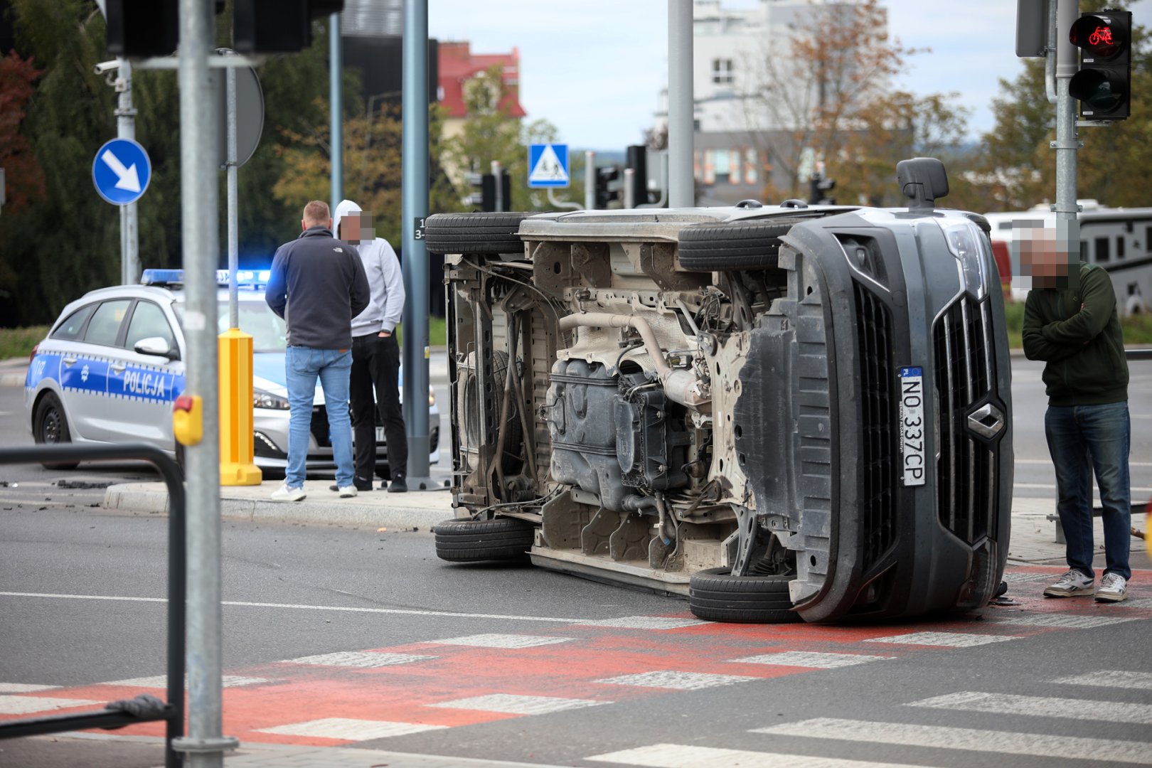 Wywrócony bus na skrzyżowaniu ul. Dworcowej z Pstrowskiego. 47-latek zignorował czerwone światło [ZDJĘCIA, WIDEO]