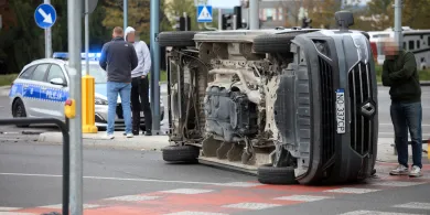 Wywrócony bus na skrzyżowaniu ul. Dworcowej z Pstrowskiego. 47-latek zignorował czerwone światło [ZDJĘCIA, WIDEO]