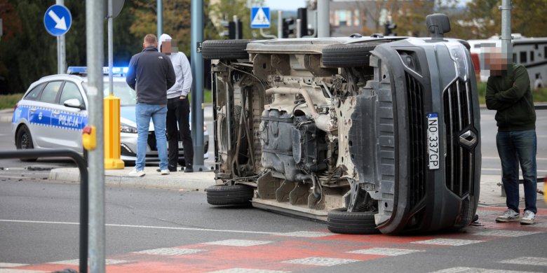 Wywrócony bus na skrzyżowaniu ul. Dworcowej z Pstrowskiego. 47-latek zignorował czerwone światło [ZDJĘCIA, WIDEO]